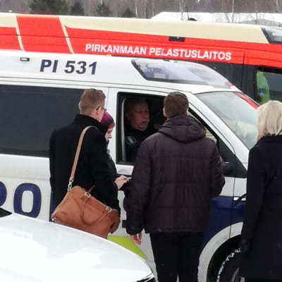 Pirkkalan opetuspäällikkö ja koulujen rehtorit saavat poliisilta tietoja pommiuhkauksesta.
