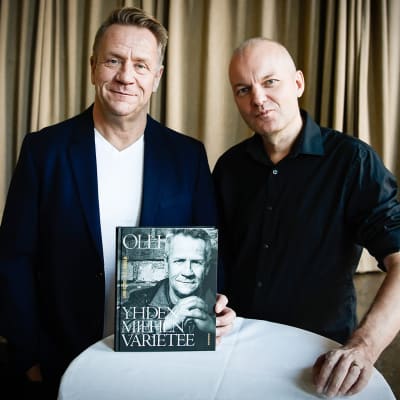 Olli Lindholmista kertovan Yhden miehen varietee -kirjan julkaisutilaisuus 19. lokakuuta 2017. Olli Lindholm ja Arno Kotro.