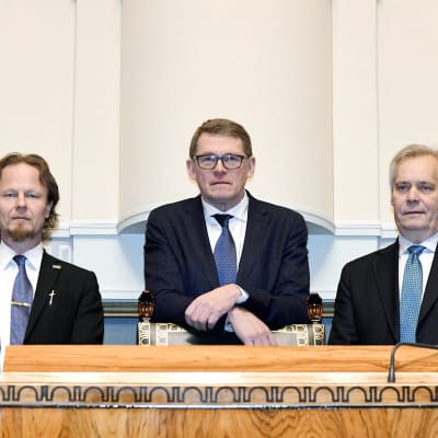  Toinen varapuhemies Juho Eerola (ps.), eduskunnan puhemies Matti Vanhanen ( kesk.) ja varapuhemies Antti Rinne (sdp) vaalin jälkeen eduskunnassa 4. helmikuuta.