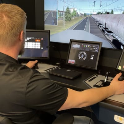 Tulevia veturinkuljettajia opetetaan Kouvolassa junasimulaattorien avulla