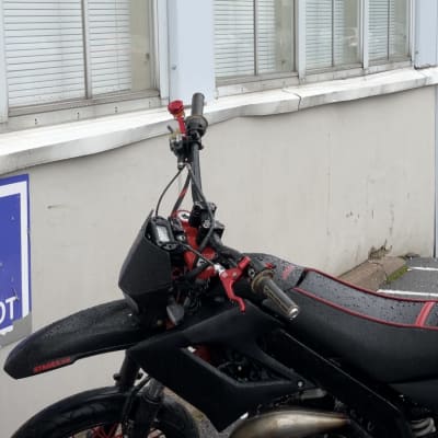 Mopoja ja sähköskootteri parkissa.