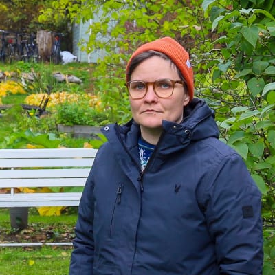 Pauliina Feodoroff står på en bakgård.