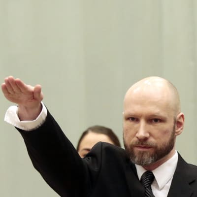Anders Behring Breivik oikeudenkäynnin ensimmäisenä päivänä 10.1. 2017. Skienin vankilassa kokoontuva hovioikeus käsittelee Breivikin ihmisoikeuksia vankilassa. Kuvassa Breivik nostanut kätensä natsitervehdykseen. Breivikon ajanut päänsä kaljuksi ja kasavattanut parran.