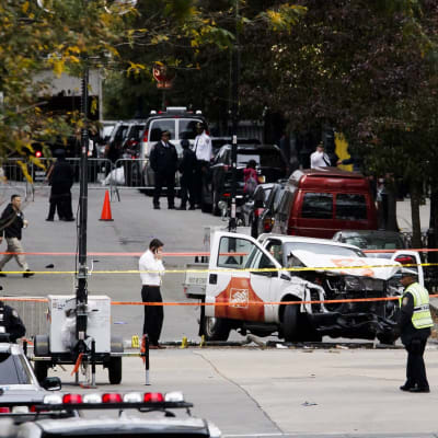 Tutkijoita New Yorkin lokakuun viimeisen päivän terrori-iskun tekopaikalla.