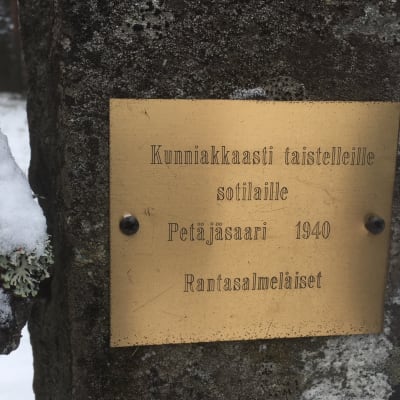 Rantasalmen sankarihautausmaan muistolaatta on kiinnitetty Petäjäsaaresta tuotuun kiveen.