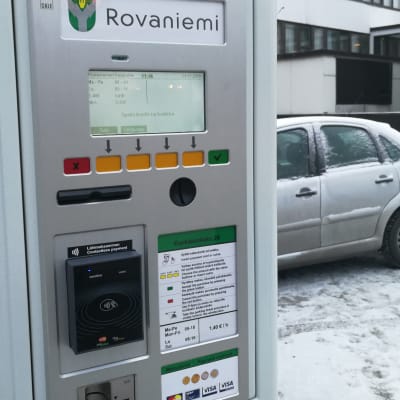 Kortilla ja käteisellä toimiva pysäköintiautomaatti Rovaniemellä.