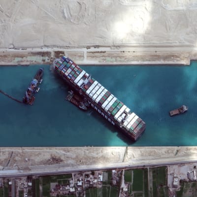 Suezin kanavaan jumittunutta Ever Given -alusta irrotettiin.