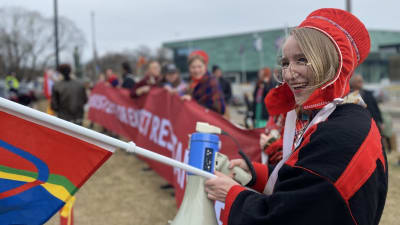 Aktivisten Petra Laiti deltar i en demonstration.