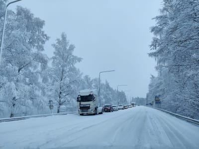 Bilkö i ett snöigt landskap.