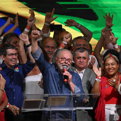 Luiz Inacio Lula da Silva håller sitt segertal efter presidentvalet. 