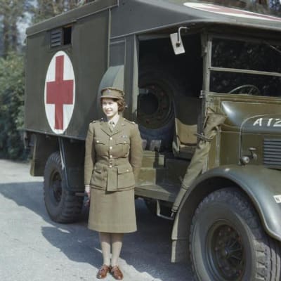 Drottning Elizabeth II under Andra världskriget då hon skolades till bilmekaniker inom armén.