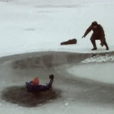 Mies räpiköi avannossa lavastetussa tilanteessa.