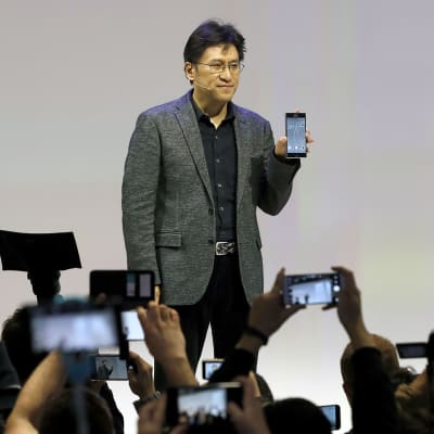 Sonyn Hideyuki Furumi esittelee Xperia XZ Premium -puhelinta Barcelonan Mobile World Congress -messuilla.