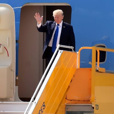 Donald Trump saapumassa Vietnamiin. 