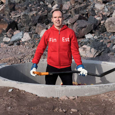 Peter Vesterbacka med spade redo att börja gräva tunnel.
