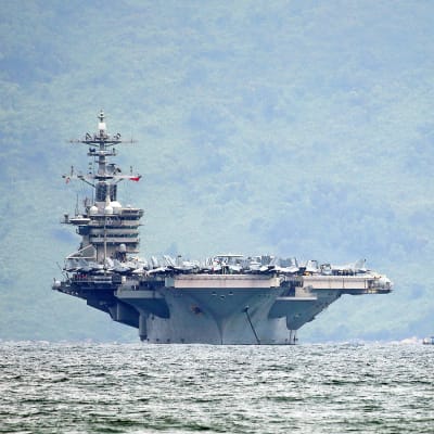 Yhdysvaltain lentotukialus USS Theodore Roosevelt kuvattuna Da Nangin edustalla Vietnamissa maaliskuussa 2020.
