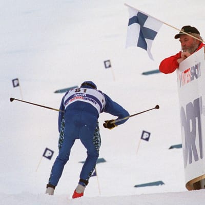 Harri Kirvesniemi, VM 2001, med logon för Finlands 100 största idrottsögonblick.