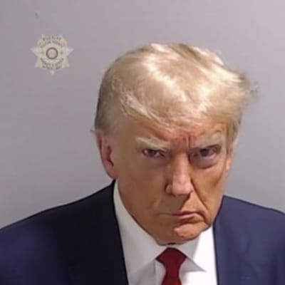 Fotografi av ex-presidenten Donald Trump då han arresterades i delstaten Georgia misstänkt för att ha försökt påverka valresutltatet.