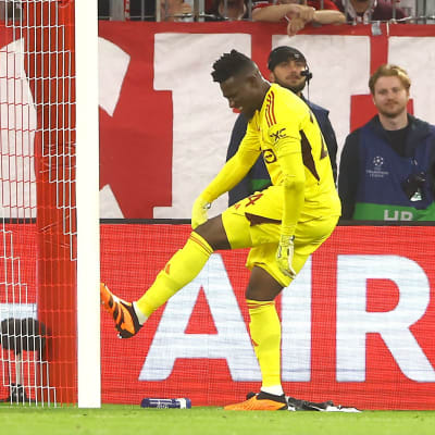 André Onana sparkar stolpen.