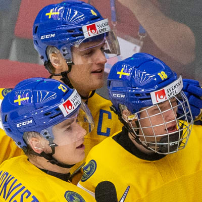 Svenska JVM-spelare firar ett mål tillsammans.