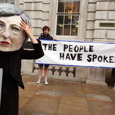 Mielenosoittajia Britannian pääministerin virka-asunnon läheisyydessä Lontoossa.