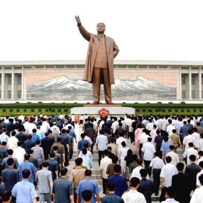 Nordkoreaner lägger blommor vid Kim Il-Sungs staty i Pyongyan 2010.
