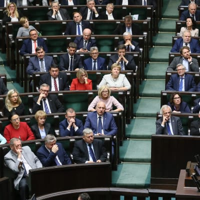 Puolan pääministeri Beata Szydlo puhui parlamentissa Varsovassa 6. lokakuuta 2016.