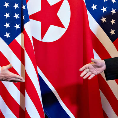 Donald Trump ja Kim Jong-un hieman ennen heidän keskinäistä kädenpuristustaan 27. helmikuuta.