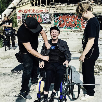Den rullstolsbundna Petri Poikolainen får hjälp inför en scen.