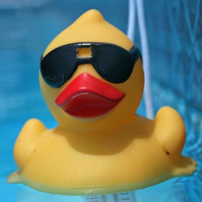 En gul badanka med solglasögon i en pool.