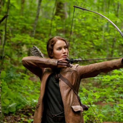 Katniss Everdeen (Jennifer Lawrence) skjuter både djur och människor på arenan.
