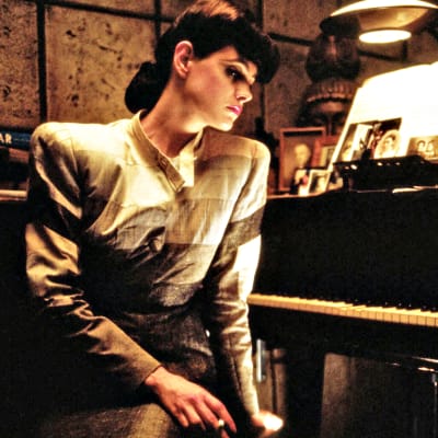 Näyttelijätär Sean Young pianon ääressä.