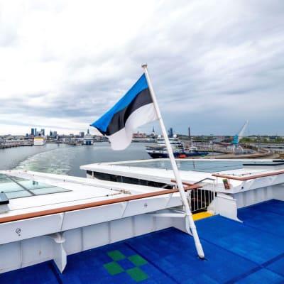 Viron lippu liehuu satamasta lähtevän lautan peärkannalle.