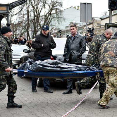 Denis Voronenkovin ruumis kuljetetaan oikeuslääketieteen laitokselle.