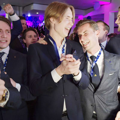 Ruotsidemokraatit juhlivat vaalivalvojaisissa Tukholmassa.