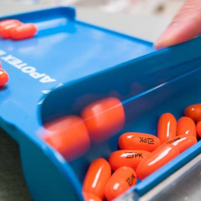 Farmaseutti annostelee AIDS-lääkkeitä Torontossa.