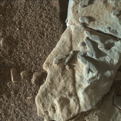 Mystiska mönster på en sten på Mars.