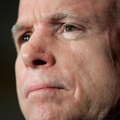 Yhdysvaltalaissenaattori John McCainia muistetaan Yhdysvalloissa