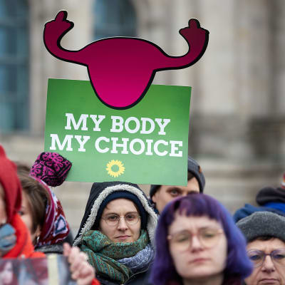 Naisia osoittamassa mieltään vapaan abortin puolesta Saksassa helmikuussa 2018.
