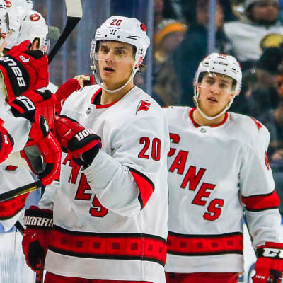 Sebastian Aho och Teuvo Teräväinen åker via bänken och gratuleras av sina lagkamrater.