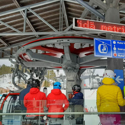 Ihmisiä hissijonossa Rukalla maaliskuussa 2020.