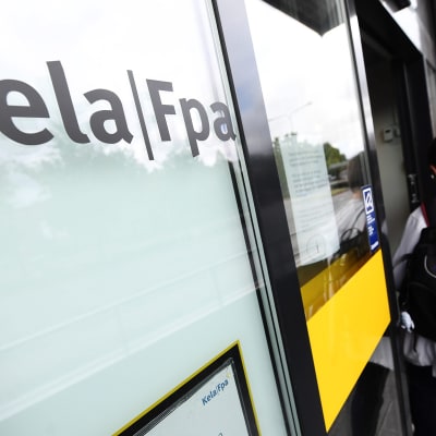 Mies menossa Kelan toimistoon Itäkeskuksessa