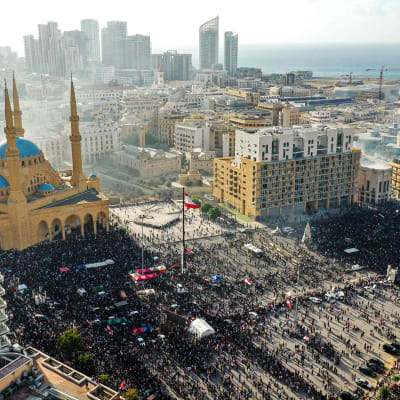 Ilmakuva Beirutista jossa näkyy mielenosoittajien ja turvallisuusjoukkojen yhteenotto 8. elokuuta.