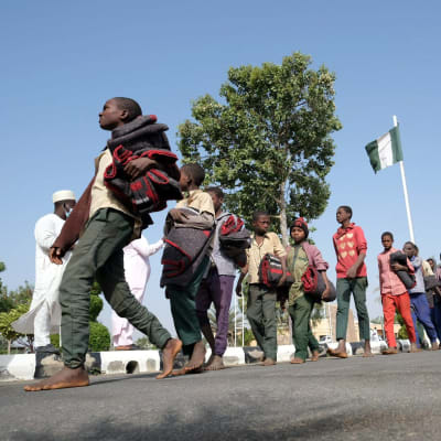 Skolpojkar återvänder efter att ha varit kidnappade i sex dagar. Kankara i delstaten Katsina i nordvästra Nigeria 18.12.2020
