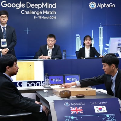 Lee Se-Dol spelar Go mot datorprogrammet AlphaGo.