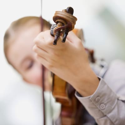 tyttö soittaa viulua.