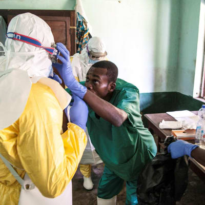 Terveystyöntekijät valmistautuivat tapaamaan mahdollisesti ebolaan sairastuneita ihmisiä Bikoron sairaalassa, Kongossa 12. toukokuuta.