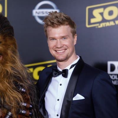 Tähtien sota -elokuvan tähdet ylistävät Chewbaccaa näyttelevää Joonas Suotamoa