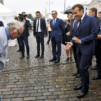Emmanuel Macron kauppatorilla.