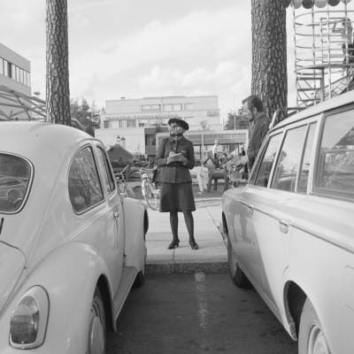 Pysäköinninvalvoja Heikintorin kauppakeskuksen parkkipaikalla vuonna 1971.